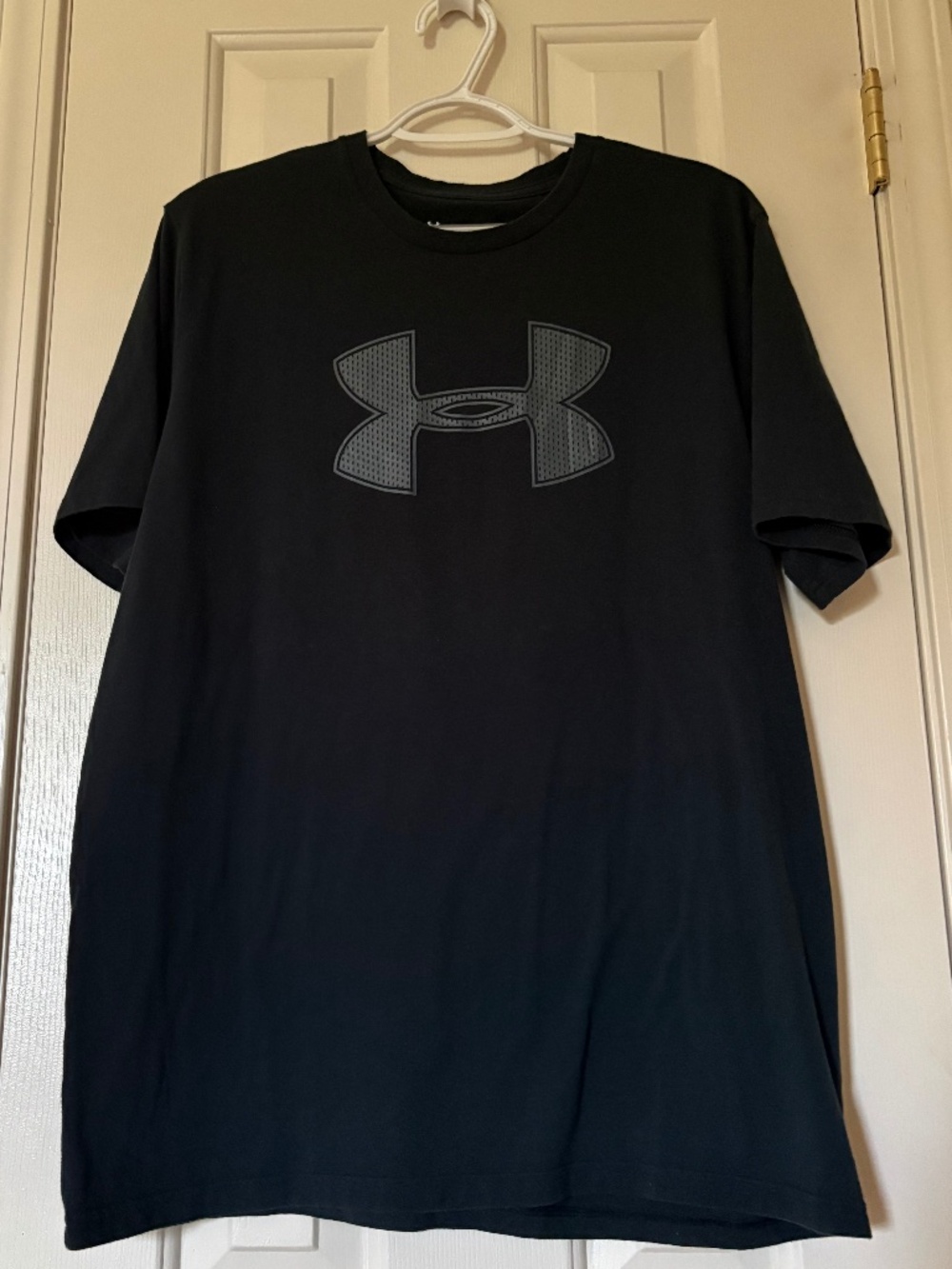 Under Armour Size Large Black T-Shirt with Black and Gray Logo